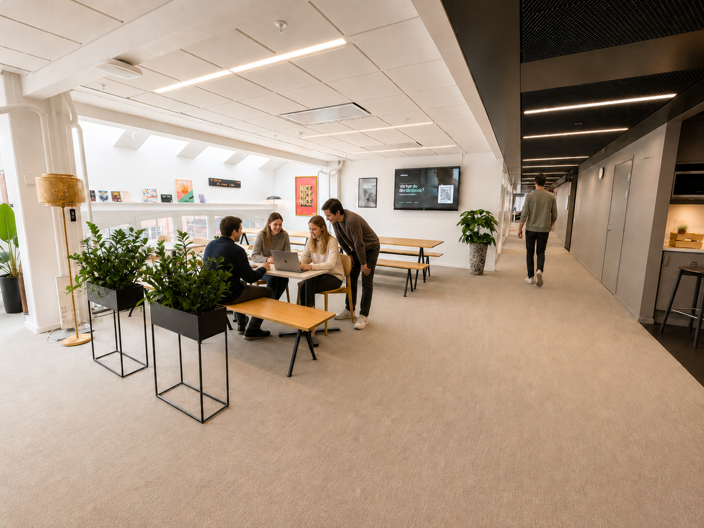 Medarbetare på eAktiebok samarbetar kring en digital aktiebok i kontorets ljusa mötesyta i Malmö